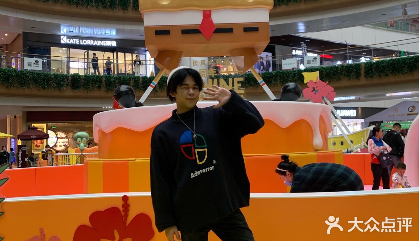 海绵宝宝降落在大悦城楼顶了？