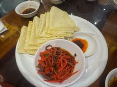 酸萝卜炒牛肉配饼-玛禄藏膳(五分店)