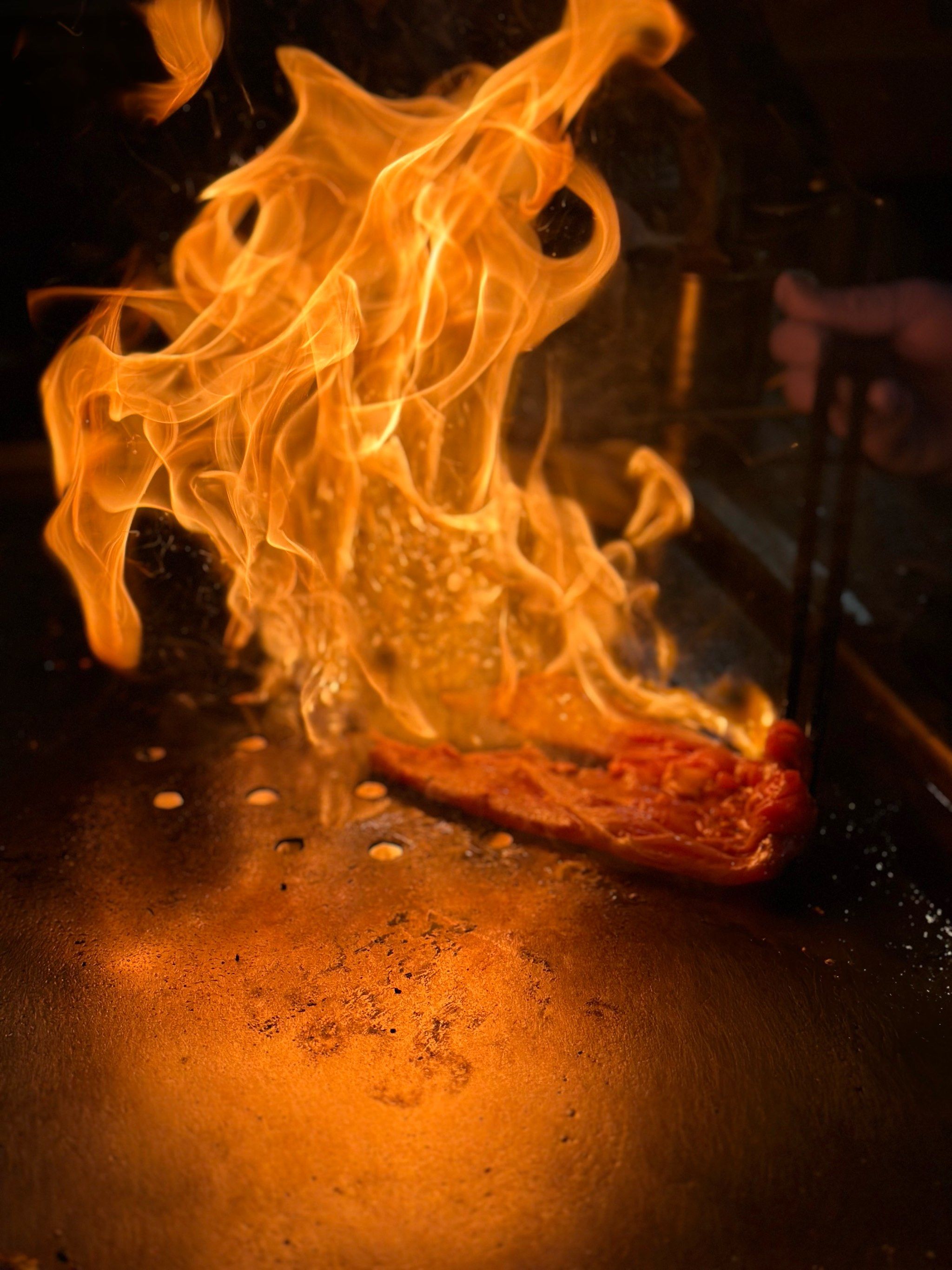 石棉烧烤火焰上的表演