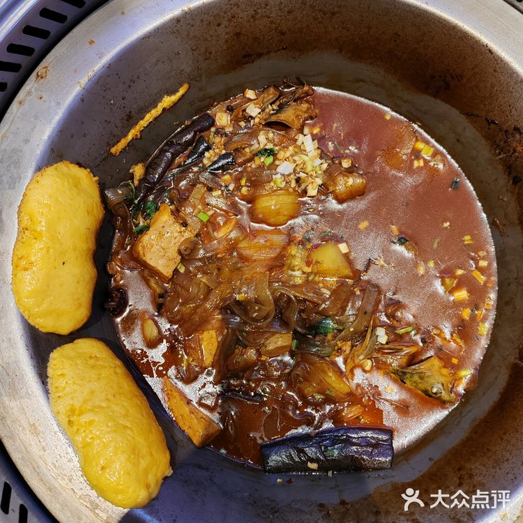 铁锅炖，好吃又实惠。点的铁锅炖嘎鱼，活鱼现杀现炖