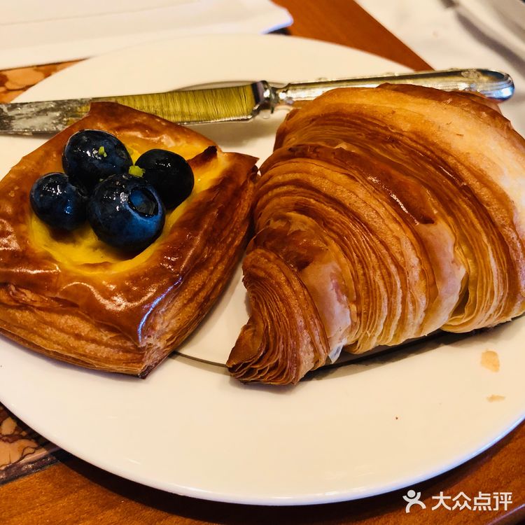 酒店地理位置非常优越，门前两条地铁线路，步行距离三分