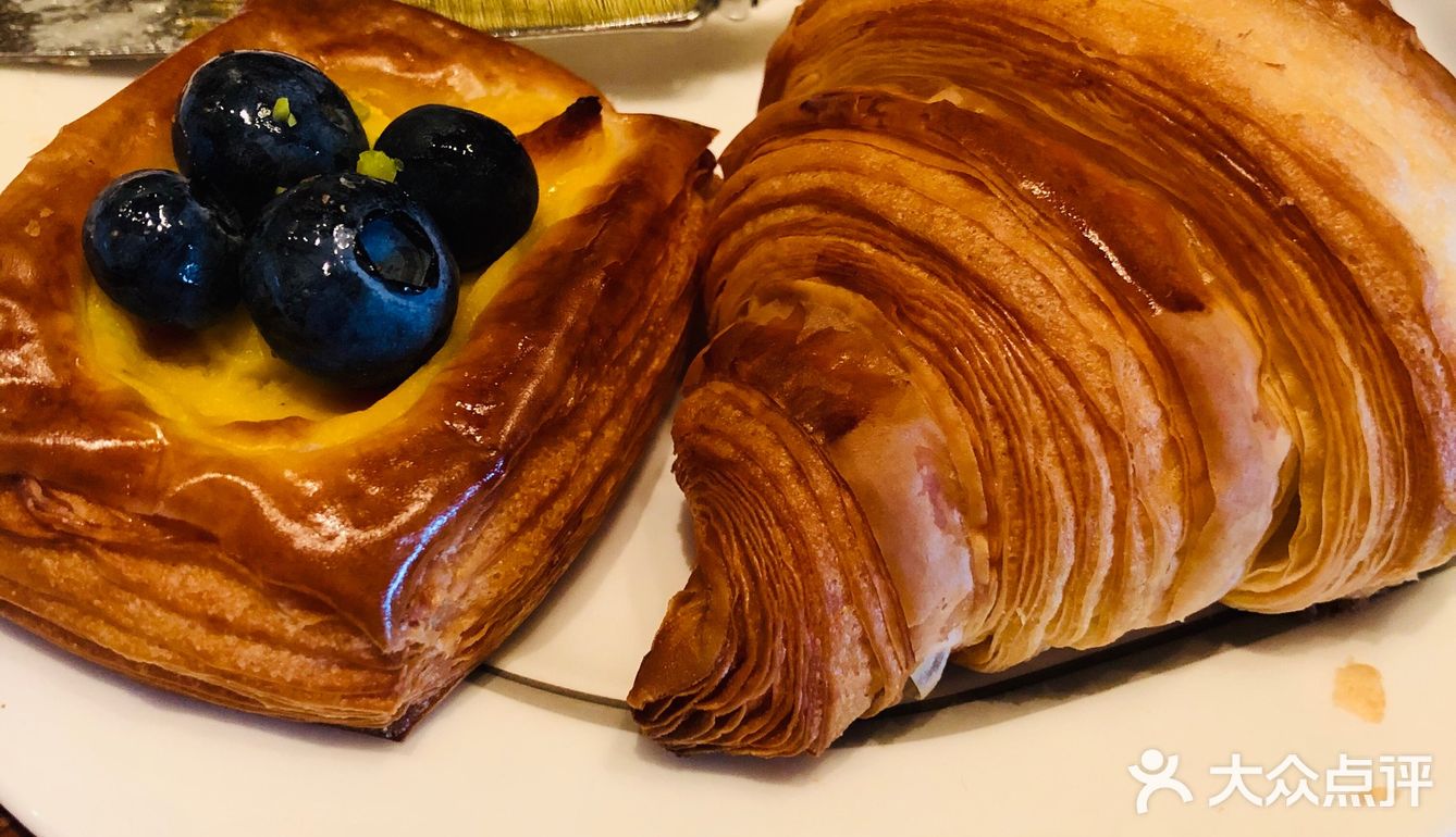 酒店地理位置非常优越，门前两条地铁线路，步行距离三分