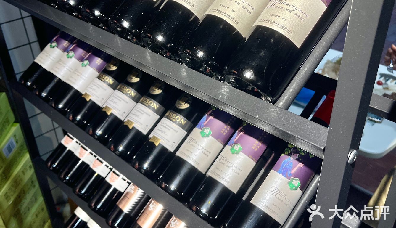 建议提前预约过去，店铺中间是一个大理石餐桌