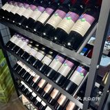 建议提前预约过去，店铺中间是一个大理石餐桌