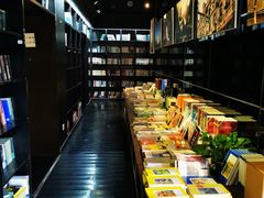 -钟书阁(松江泰晤士小镇店)