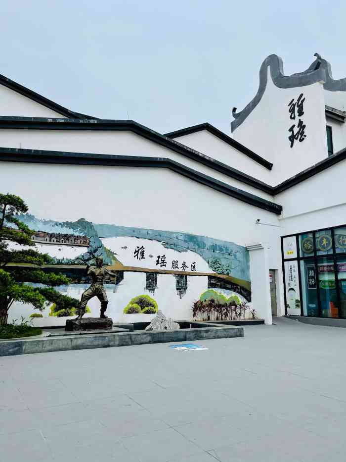 雅瑶服务区停车场-"来到雅瑶服务区停车休息会,可能是深夜,服.