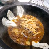 东吴城下地锅鸡，鸡肉入味饼儿香