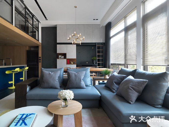 整个空间的用色都是以围绕着“蓝色”为线索