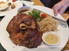 烤猪肘配酸菜土豆泥-兰特伯爵西餐厅·啤酒屋(方庄店)