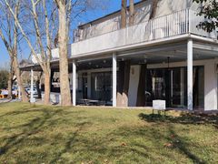 -思念果岭湖畔花房餐厅