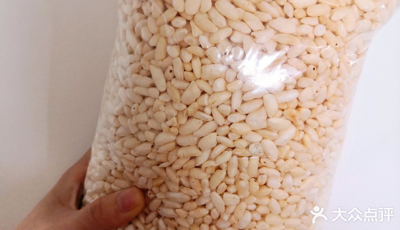 老师傅把它们装进黑黑圆圆的炉子，在火上转呀转的