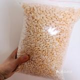 老师傅把它们装进黑黑圆圆的炉子，在火上转呀转的