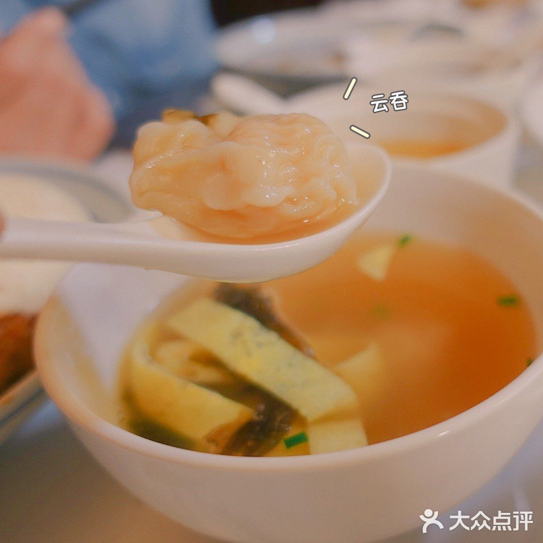 要往东一点，转角看到竹林，有个酒店就是啦