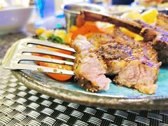 香煎羊排配迷迭香汁-上海齐鲁万怡大酒店·辣椒屋咖啡厅