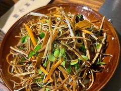 香椿苗拌豆腐丝-柿子树炭烤羊腿(金台路店)