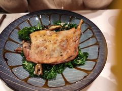 油封鸭腿配黑醋野菌-潮一不贰·法式甜品·生日蛋糕·西式简餐(外滩店)