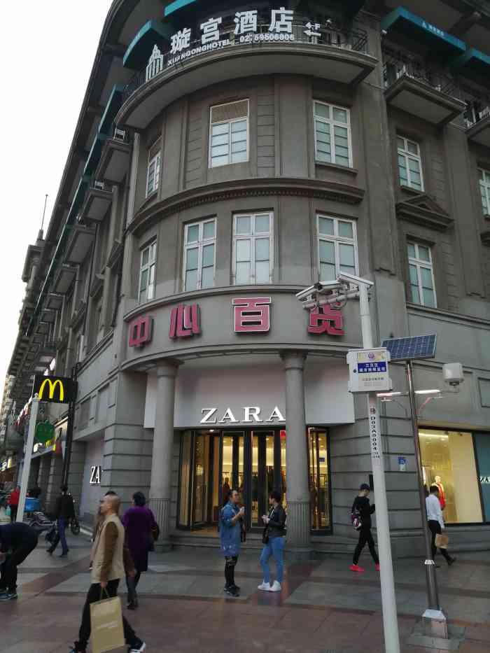 中百百货(江汉路店"中心百货大楼,这个承载着历史与荣光的建筑.