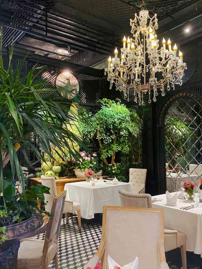 jetezo 裘堤婼花园餐厅-"万象城的一家网红餐厅,鲜花,绿植,水晶灯.
