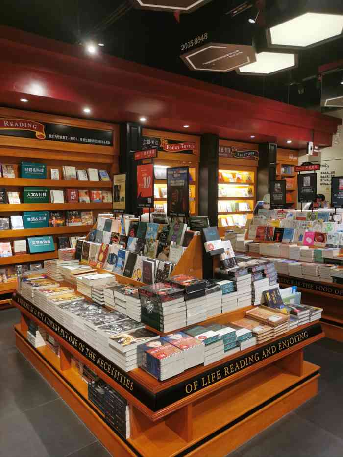 西西弗书店(月星环球港店)-"我同学吃完饭就过来看看,简单来说是一个