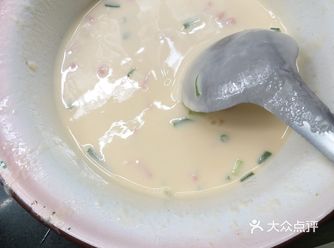 材料灰面一斤，鸡蛋2个，火腿肠一根