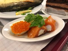 烟熏三文鱼配鱼子酱-Stolovaya 57