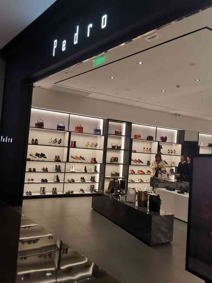 女鞋女包店位于轨道交通1号线循礼门地铁站的m购物中心内非常好找店内