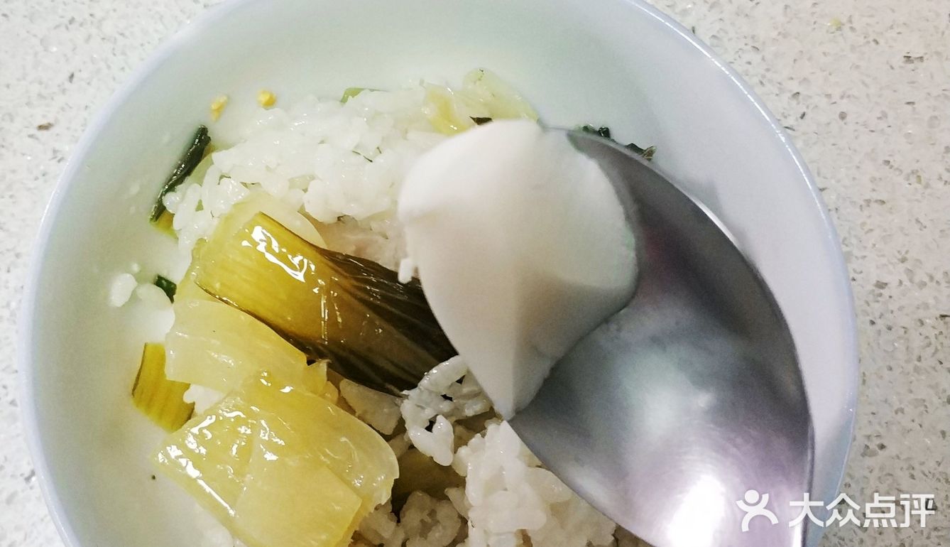 香喷喷的猪油菜饭，油亮亮的米饭，腊肉的咸香，太好吃！