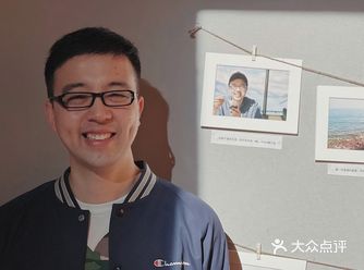 小亚：周末陪我去看一个展吧。导哥：… …