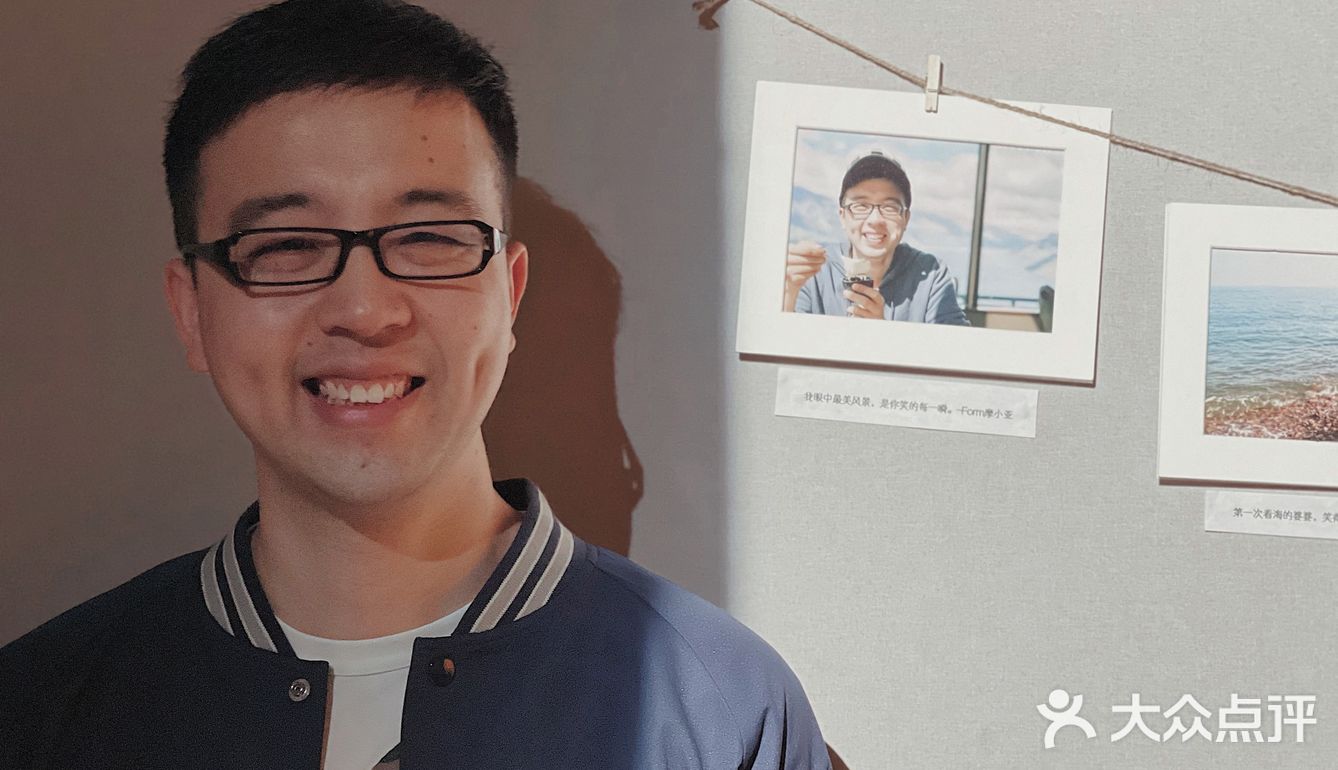 小亚：周末陪我去看一个展吧。导哥：… …