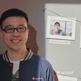 小亚：周末陪我去看一个展吧。导哥：… …