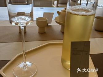 这杯茶是那种带着淡淡香气的，不会一上来就很惊艳的那种