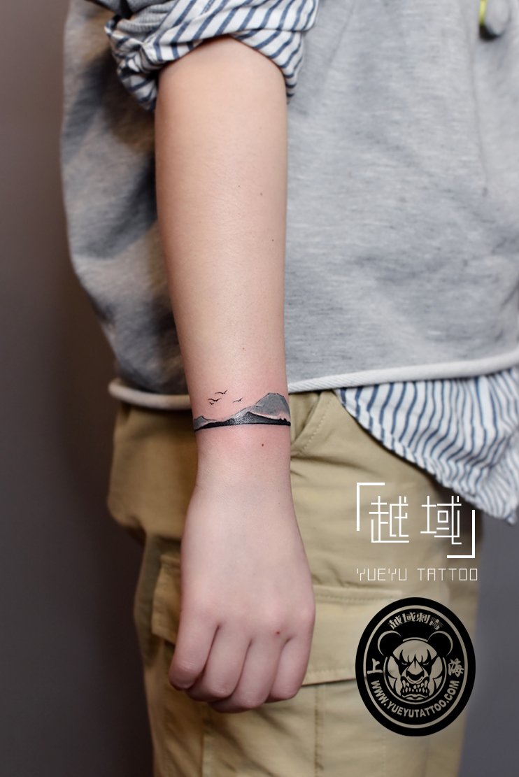 手臂山河环绕纹身图案