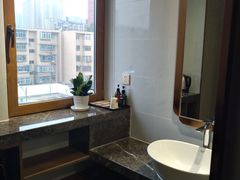 -忆江南酒店(交通大学咸宁路地铁站店)
