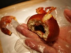 红豆碱水面包-天井·丑面包搭咖啡