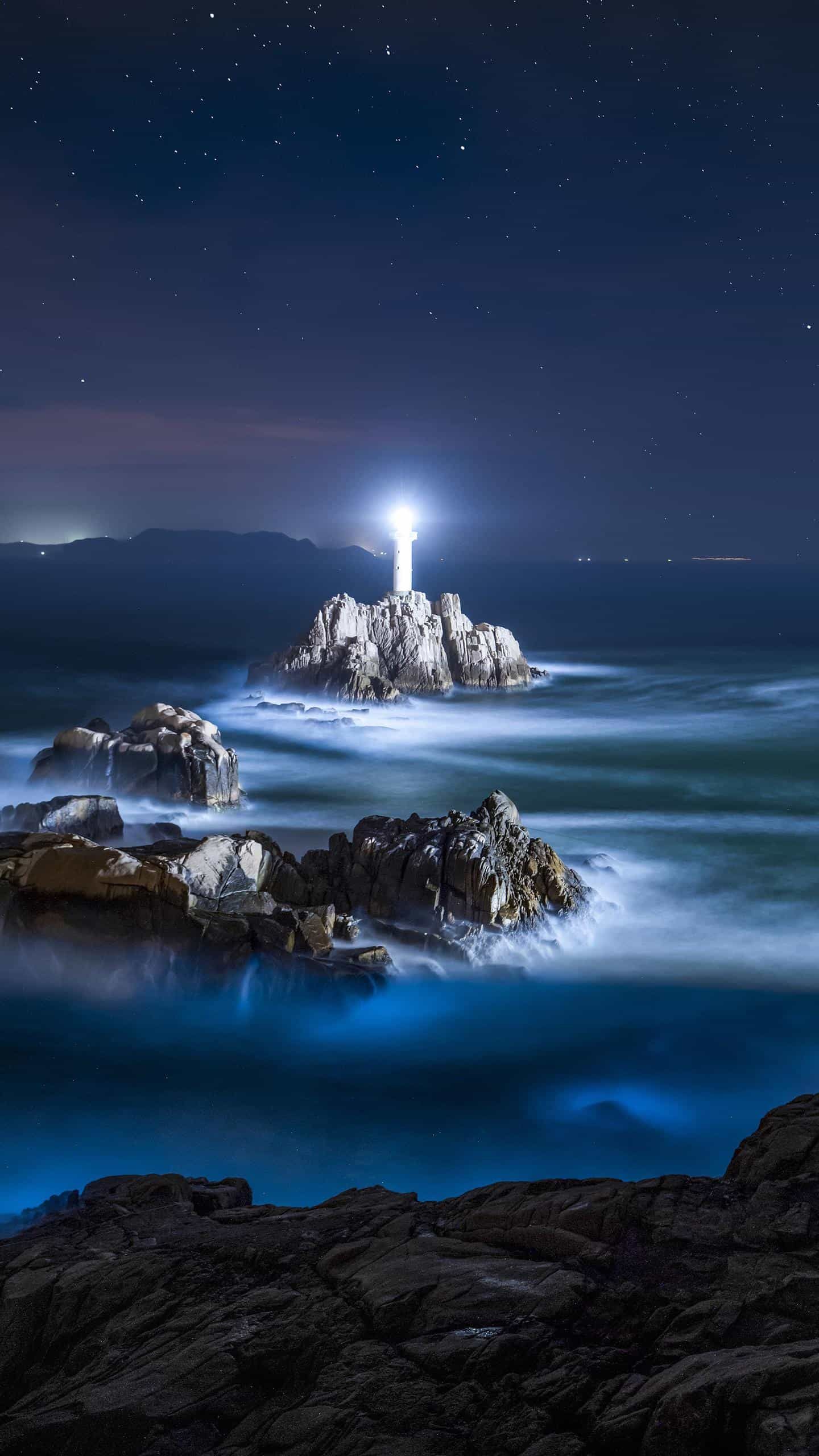 海中的灯塔在夜里拍摄就呈现出截然不同的一