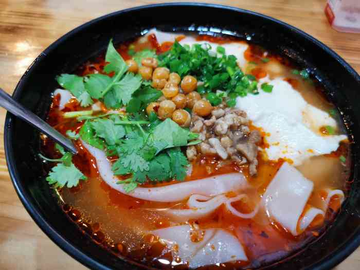 打分 酸汤豆花粉,豆花没啥味,粉有点硬不太喜欢 清汤肥肠粉,一般般