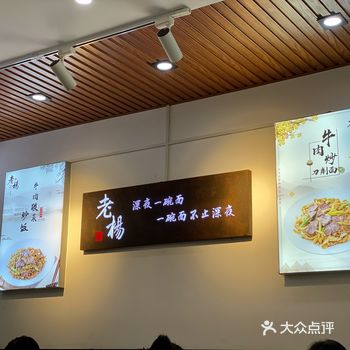 环境：在莲景三路kfc斜对面，一片各种瓦罐炖品之间～