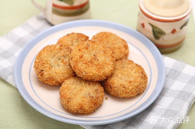 土豆500g，猪肉馅500g，洋葱1个，鸡蛋1个