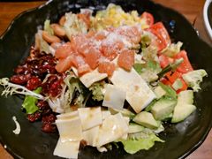三文鱼牛油果芝士风味沙拉-山葵家居酒屋(天目里店)