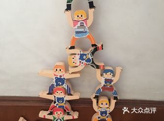 你说好笑不好笑。随便一个乒乓球拍也要摆成对称的一朵花