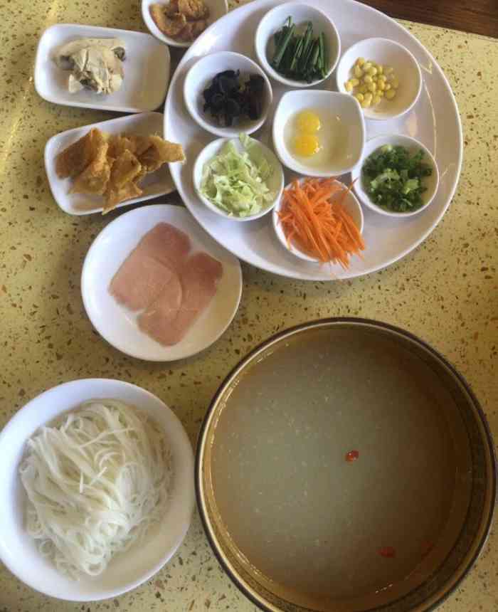 云南过桥米线(告庄景德寨一店)-"过桥米线,根据配菜不同,一共有6种