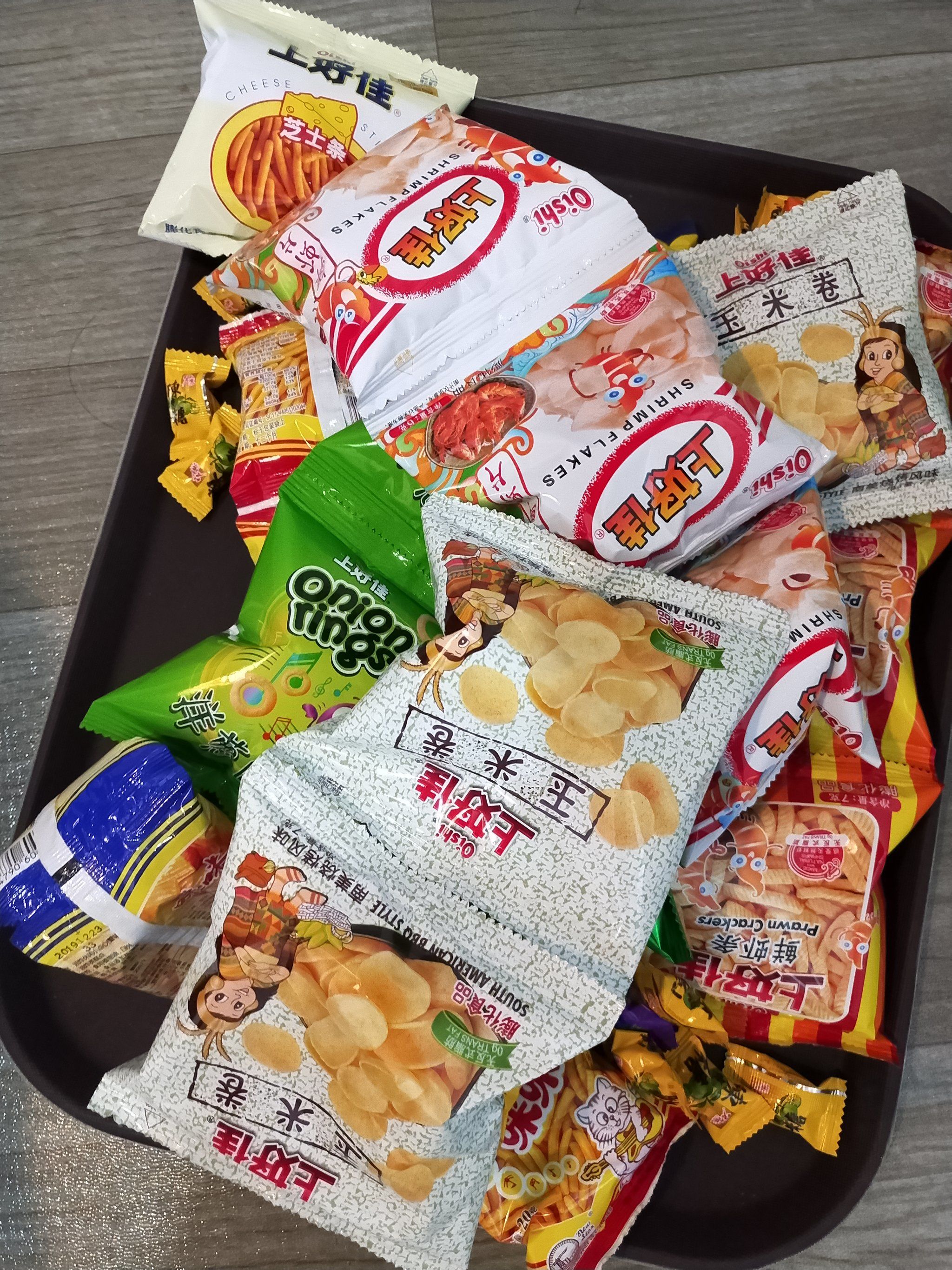 还是买这种小包小包的零食比较好,一袋分量不多不担心吃不下饭