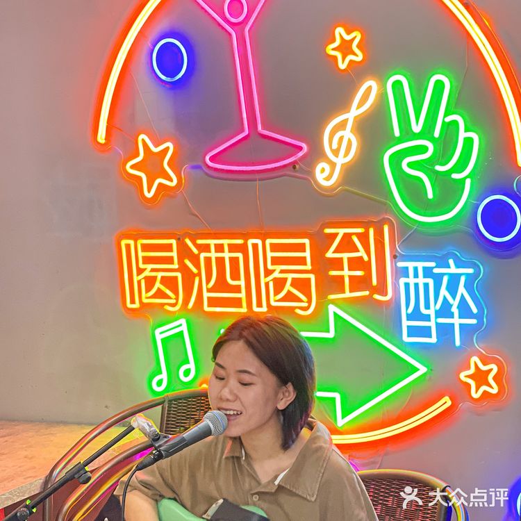 在上海，这家市井酒馆是懂烧烤的，更懂人心～