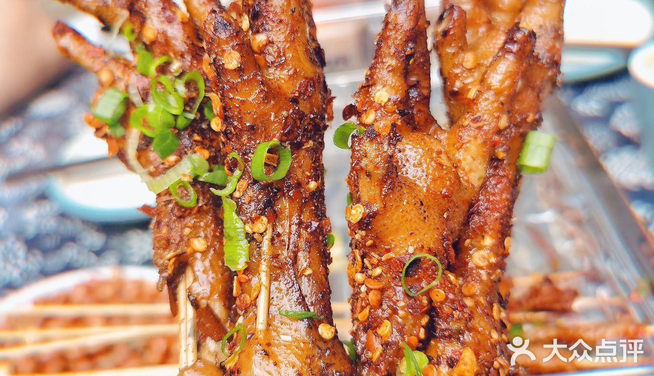 夏季的烤串与冰啤酒更配哟[调皮]