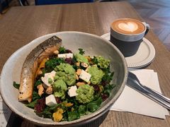 煎三文鱼牛油果色拉-Wagas沃歌斯(大学路店)