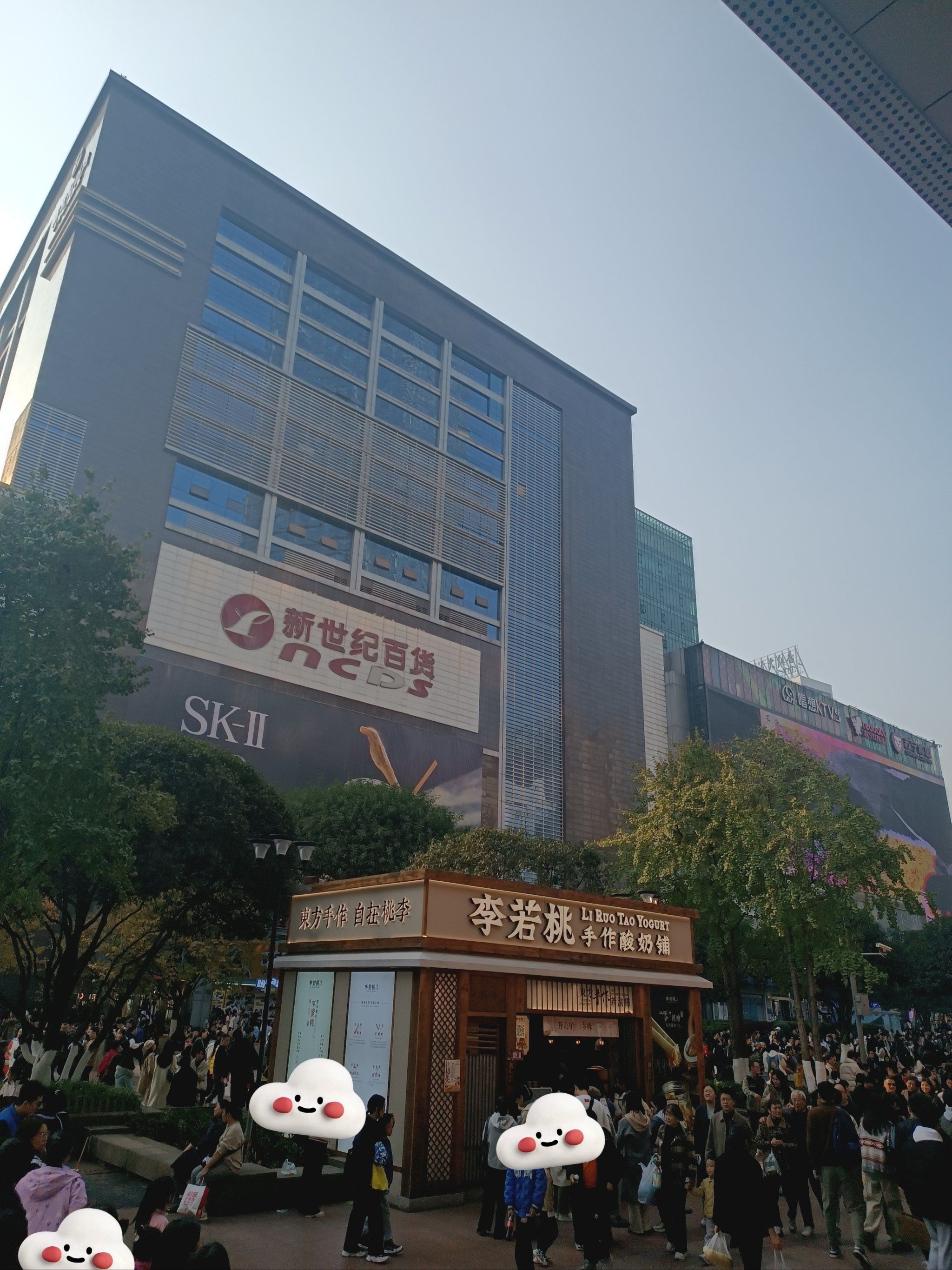 真的很难说明观音桥在重庆人民心中的地位呀,这里汇集了美食,商场