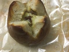 提子奶酥碱水球-一方麦浪·BreadSolo法式烘焙(丽江店)