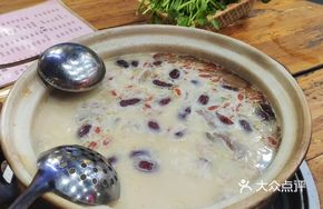 Jiujì Pig's Trotter and Chicken Soup