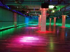 -奔马滚轴溜冰场