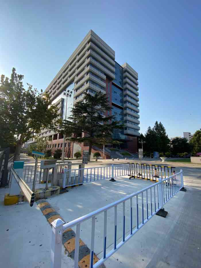 山东大学(千佛山校区)-"看建筑风格就知道是典型的工科院校,实话实.